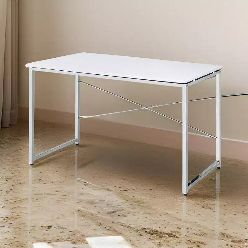 Scrivania Royal Hampton con gambe incrociate a X e finitura cromata, bianca