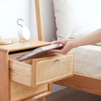 Comodino in puro rovere massiccio con 2 cassetti, mobiletto in legno con frontali in rattan, tavolino laterale minimalista - Panipeachy