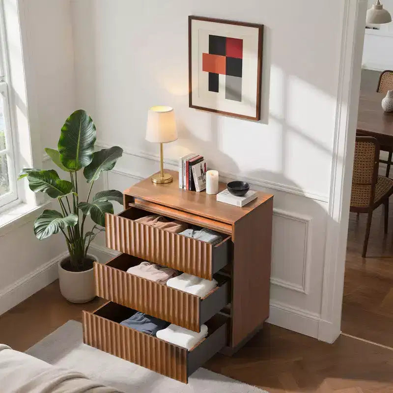 Comodino singolo a 3 cassetti con pannello scanalato a onda, larghezza 70 cm, finitura venatura noce