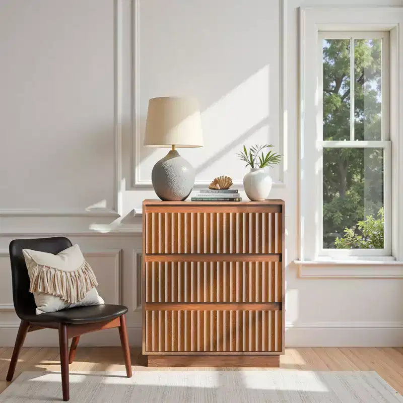 Comodino singolo a 3 cassetti con pannello scanalato a onda, larghezza 70 cm, finitura venatura noce