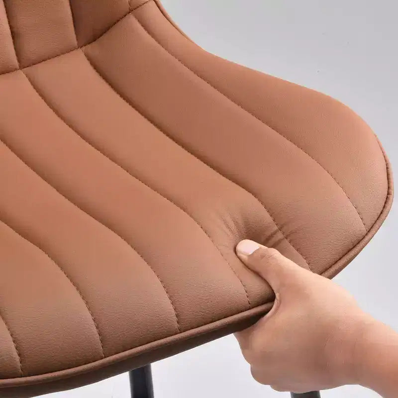 Set di 2 sgabelli da bar girevoli in pelle PU ad altezza bancone con sedile ergonomico e base in metallo