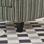 Poltrona accentata moderna bicolore a righe con borchie decorative, struttura in legno massello, poltrona imbottita