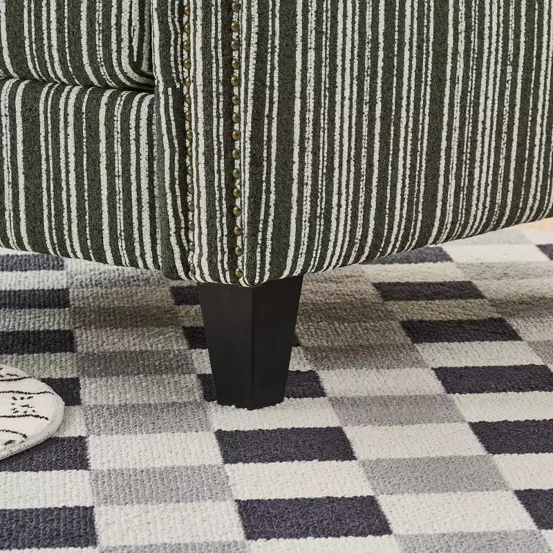Poltrona accentata moderna bicolore a righe con borchie decorative, struttura in legno massello, poltrona imbottita