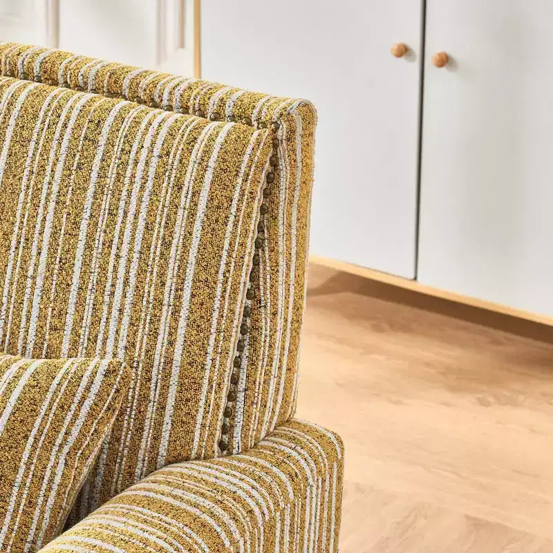 Poltrona accentata moderna bicolore a righe con borchie decorative, struttura in legno massello, poltrona imbottita