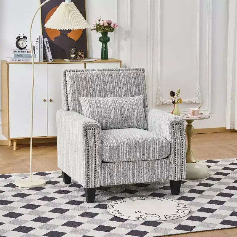 Poltrona accentata moderna bicolore a righe con borchie decorative, struttura in legno massello, poltrona imbottita