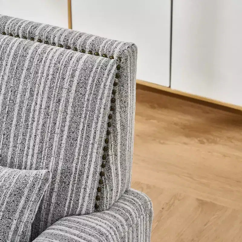 Poltrona accentata moderna bicolore a righe con borchie decorative, struttura in legno massello, poltrona imbottita