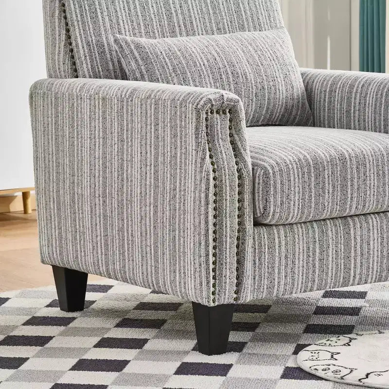 Poltrona accentata moderna bicolore a righe con borchie decorative, struttura in legno massello, poltrona imbottita
