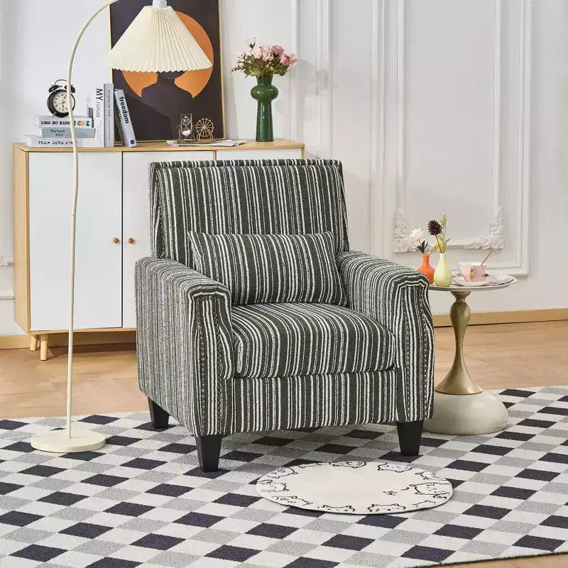 Poltrona accentata moderna bicolore a righe con borchie decorative, struttura in legno massello, poltrona imbottita