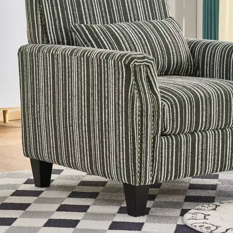 Poltrona accentata moderna bicolore a righe con borchie decorative, struttura in legno massello, poltrona imbottita