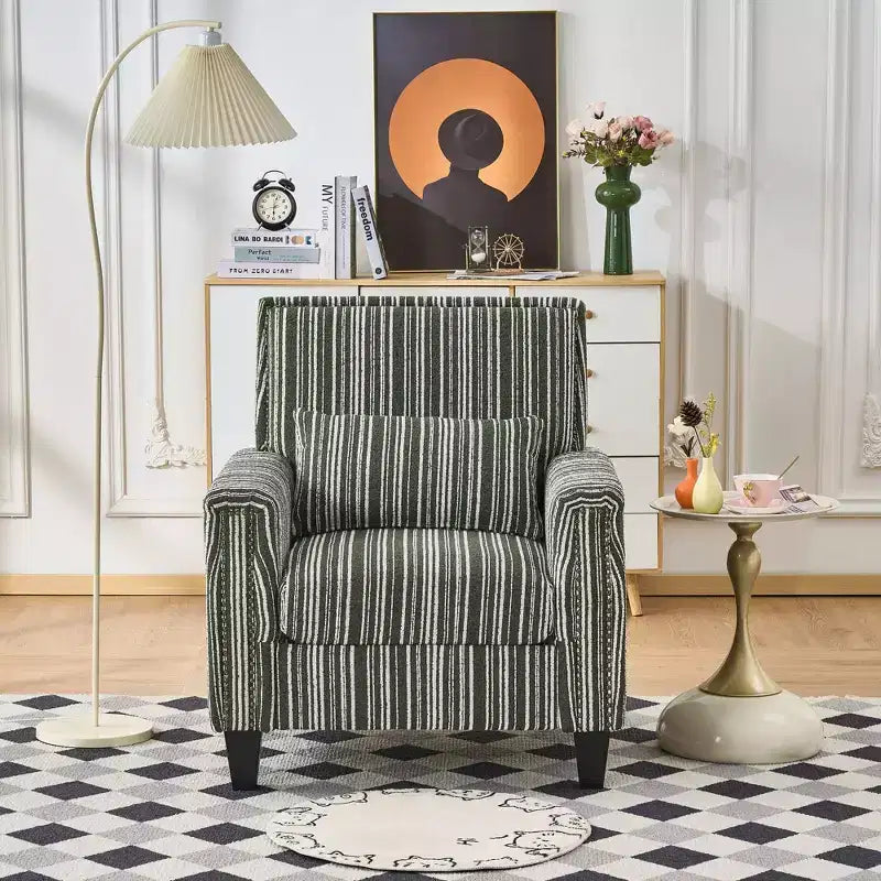 Poltrona accentata moderna bicolore a righe con borchie decorative, struttura in legno massello, poltrona imbottita